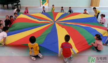 餃子在幼兒園玩的游戲叫什么？彩虹傘的捕魚游戲怎么玩？