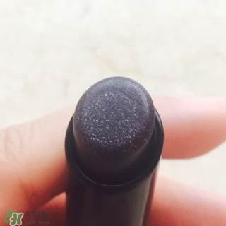 嬌蘭小黑裙007顯色嗎？嬌蘭小黑裙007適合唇色淺的嗎？