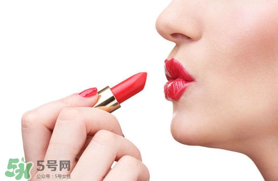 哺乳期能不能涂口紅呢？哺乳期涂口紅對寶寶有危害嗎？