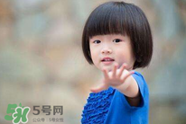 什么原因?qū)е潞⒆有愿駜?nèi)向？孩子性格內(nèi)向該怎么辦？