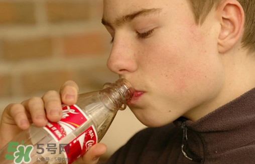 喝碳酸飲料會殺精嗎？碳酸飲料會導(dǎo)致不孕嗎