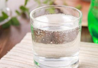 雪碧是碳酸飲料嗎？雪碧是酸性還是堿性？