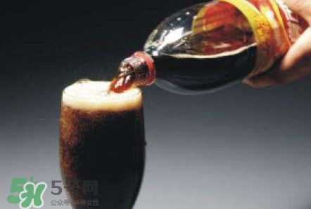 為什么喝碳酸飲料打嗝嗆鼻子？碳酸飲料為什么會冒泡