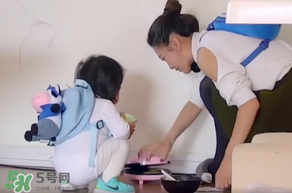 餃子的奶牛背包是什么牌子？寶寶背包應(yīng)該怎么挑選？
