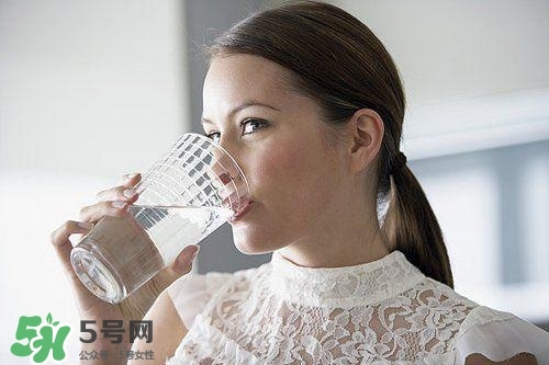 30天不喝飲料，妹子的對比照令人震驚 喝白開水的好處