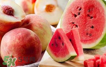 桃子和西瓜一起吃會(huì)中毒嗎？桃子和西瓜能一起吃嗎？