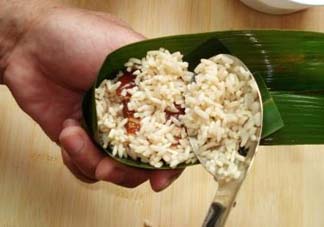 包粽子是生米還是熟米？包粽子的米是煮的還是生的？