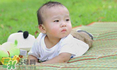 夏天寶寶睡覺穿什么好？夏天寶寶睡覺能光著睡嗎？
