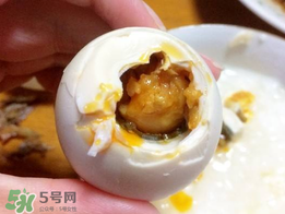 咸鴨蛋煮多久能熟？咸鴨蛋是煮還是蒸?