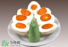 咸鴨蛋放久了還能吃嗎？咸鴨蛋放臭了還能吃嗎？