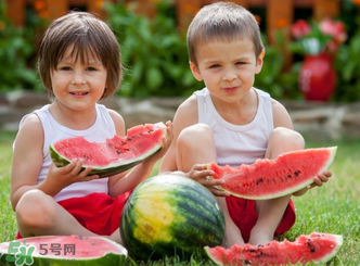 寶寶發(fā)燒時能吃西瓜嗎？寶寶咳嗽能不能吃西瓜？