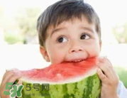 寶寶發(fā)燒時能吃西瓜嗎？寶寶咳嗽能不能吃西瓜？