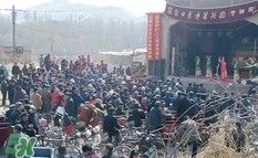 游百病是什么意思？為什么要在端午節(jié)游百?。?></p><p>四川地區(qū)的“游百病”是在正月十六，家家戶戶男女老少都要走出家門，到戶外游走散步，祈求新一年身體健康。2013年11月，四川閬中“游百病”成功申請“中國體育非物質(zhì)文化遺產(chǎn)保護和推廣項目”。</p><h3>為什么要在端午節(jié)游百病</h3><p>據(jù)說游就百病不生，不知從什么時候開始講究的，這天男不做農(nóng)活，女不做針線，做了叫“扎百病”。就是說把百病的根子扎下了，所以在天水農(nóng)村，男人趕早備足牛羊飼料，女人忙備吃的和穿的，游百病的主要去處是集鎮(zhèn)、寺廟。不去那里心中如今年白過了一般空落一般酸楚，要去也不易，山村里人要翻山越嶺，要走幾十里山路。平時忙地里忙家里，看小孩敬老人。十六是“大赦”，地里不管，家里放下，小孩拖上，老人扶上，傾家外游，不圖升官發(fā)財，圖個吉利，大人小孩百病不生。</p><p style=