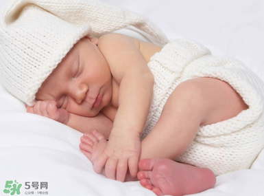 寶寶坐不穩(wěn)的原因 寶寶為什么會(huì)坐不穩(wěn)呢？