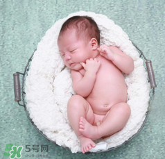 嬰兒吃藥后多久可以吃奶？嬰兒吃藥后多久可以喝奶粉？