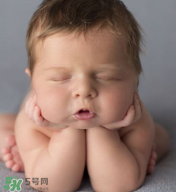 嬰兒吃藥后多久可以吃奶？嬰兒吃藥后多久可以喝奶粉？