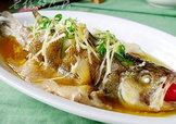 鱸魚(yú)怎么做好吃又簡(jiǎn)單？清蒸鱸魚(yú)的做法