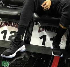 under armour curry4黑金怎么樣？庫(kù)里總決賽戰(zhàn)靴客場(chǎng)配色諜照曝光