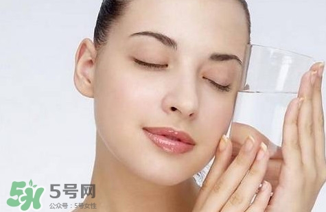 馬鈴薯能去痘印嗎？馬鈴薯可以祛痘?。?></p><p>馬鈴薯具有抗衰老的功效。它含有豐富的維生素B1、B2、B6和泛酸等B族維生素及大量的優(yōu)質(zhì)纖維素，還含有微量元素、氨基酸、蛋白質(zhì)、脂肪和優(yōu)質(zhì)淀粉等營養(yǎng)元素。</p><p>馬鈴薯含有豐富的膳食纖維，有資料表示，其含量與蘋果一樣多。因此胃腸對馬鈴薯的吸收較慢，食用馬鈴薯后，停留在腸道中的時(shí)間比米飯長的多，所以更具有飽腹感，同時(shí)還能幫助帶走一些油脂和垃圾，具有一定的通便排毒作用。</p><p>馬鈴薯是碳水化合物，但是其含量僅是同等重量大米的1/4左右。研究表明，馬鈴薯中的淀粉是一種抗性淀粉，具有縮小脂肪細(xì)胞的作用。同時(shí)，馬鈴薯幾乎不含脂肪，100g馬鈴薯脂肪含量僅為0.2g。</p><p>馬鈴薯是非常好的高鉀低鈉食品，很適合水腫型肥胖者食用，加上其鉀含量豐富，幾乎是蔬菜中最高的，所以還具有瘦腿的功效。</p> </div>
<div align=