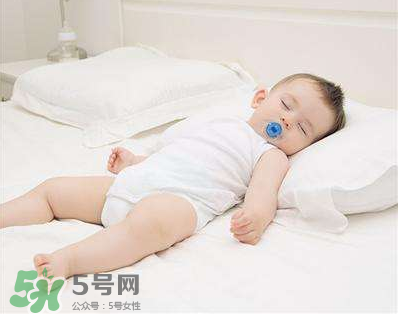 夏天寶寶需要穿襪子睡覺嗎？寶寶夏天睡覺要穿襪子嗎？