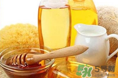 吃螃蟹可以喝蜂蜜水嗎？吃螃蟹能喝橙汁嗎？