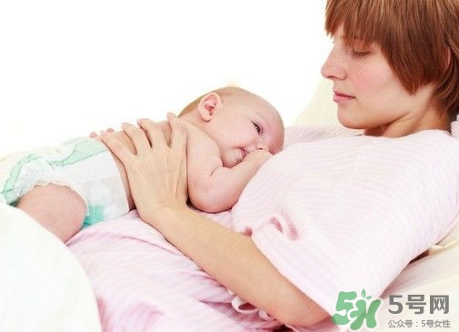 母乳喂養(yǎng)要喂水嗎？純母乳喂養(yǎng)要不要喂水？