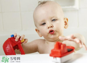 嬰兒浴盆是帶浴網(wǎng)還還是帶浴板好？嬰兒浴盆什么款式好？