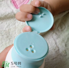 爽身粉可以擦臉上嗎？臉上可不可以涂爽身粉？