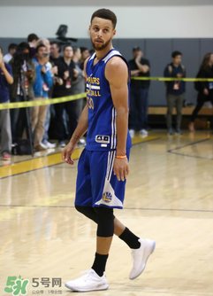 under armour curry 4 low低幫版白金配色上腳怎么樣？