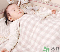 夏天寶寶發(fā)燒能開(kāi)空調(diào)嗎？寶寶發(fā)燒能不能吹空調(diào)？