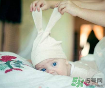 寶寶發(fā)燒是用熱毛巾還是冷毛巾敷？寶寶發(fā)燒用什么毛巾敷？