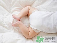 寶寶發(fā)燒是用熱毛巾還是冷毛巾敷？寶寶發(fā)燒用什么毛巾敷？