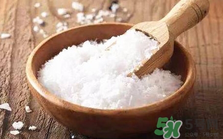 食鹽發(fā)藍(lán)怎么回事？食鹽中一般會添加什么食品添加劑