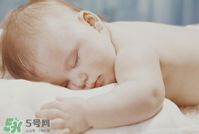 寶寶需要枕頭嗎？寶寶多大可以用枕頭？