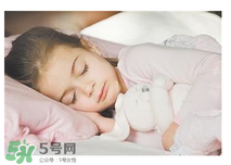 寶寶需要枕頭嗎？寶寶多大可以用枕頭？