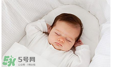 寶寶需要枕頭嗎？寶寶多大可以用枕頭？
