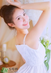 化完妝臉上出油是什么原因？化完妝臉上出油怎么辦？