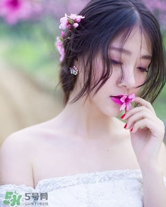 化完妝臉上出油是什么原因？化完妝臉上出油怎么辦？