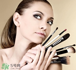 化妝后臉癢是怎么回事？化妝后臉癢怎么辦？