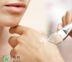 化妝后臉癢是怎么回事？化妝后臉癢怎么辦？