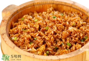醬油炒飯?jiān)趺醋?？醬油炒飯生抽還是老抽