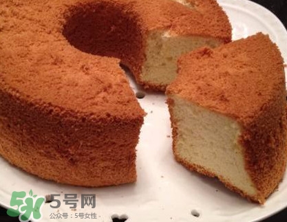 戚風(fēng)蛋糕為什么要倒扣？戚風(fēng)蛋糕倒扣方法