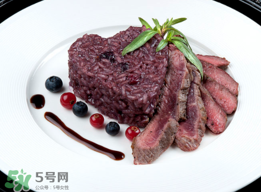 藍(lán)莓和牛肉能一起吃嗎？藍(lán)莓和牛肉會(huì)過敏嗎？