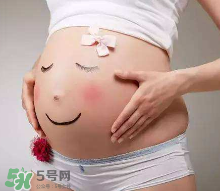 妊娠紋到底是怎么樣形成的？妊娠紋形成的原因是什么