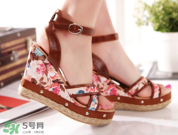夏天穿涼鞋腳出汗怎么辦？夏天穿涼鞋腳臭怎么辦？