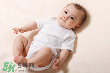 母乳喂養(yǎng)胸部一大一小怎么辦？母乳喂養(yǎng)會(huì)導(dǎo)致胸不對(duì)稱嗎？