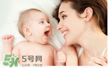 母乳喂養(yǎng)胸部一大一小怎么辦？母乳喂養(yǎng)會(huì)導(dǎo)致胸不對(duì)稱嗎？