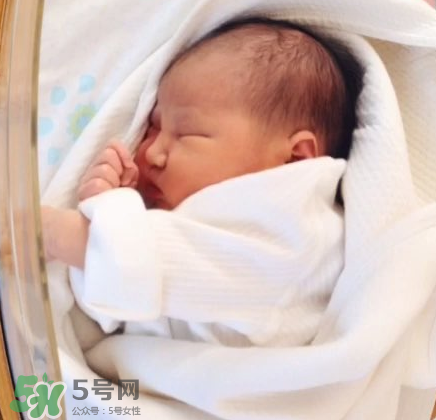 新生兒能用母乳洗臉嗎？新生兒能用母乳擦臉嗎？