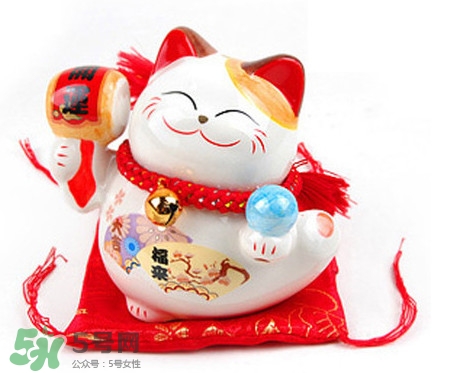 招財(cái)貓有什么講究？招財(cái)貓左手招什么右手招什么？