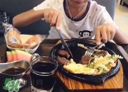 牛排是左手拿刀還是右手？吃牛排的正確方法